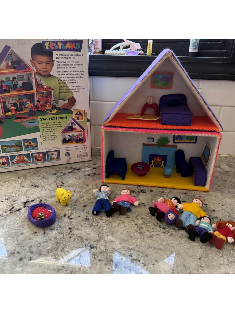 VTG Small World Toys 2000 Feltland Lot Starter Home + Family of 5 & Cat
